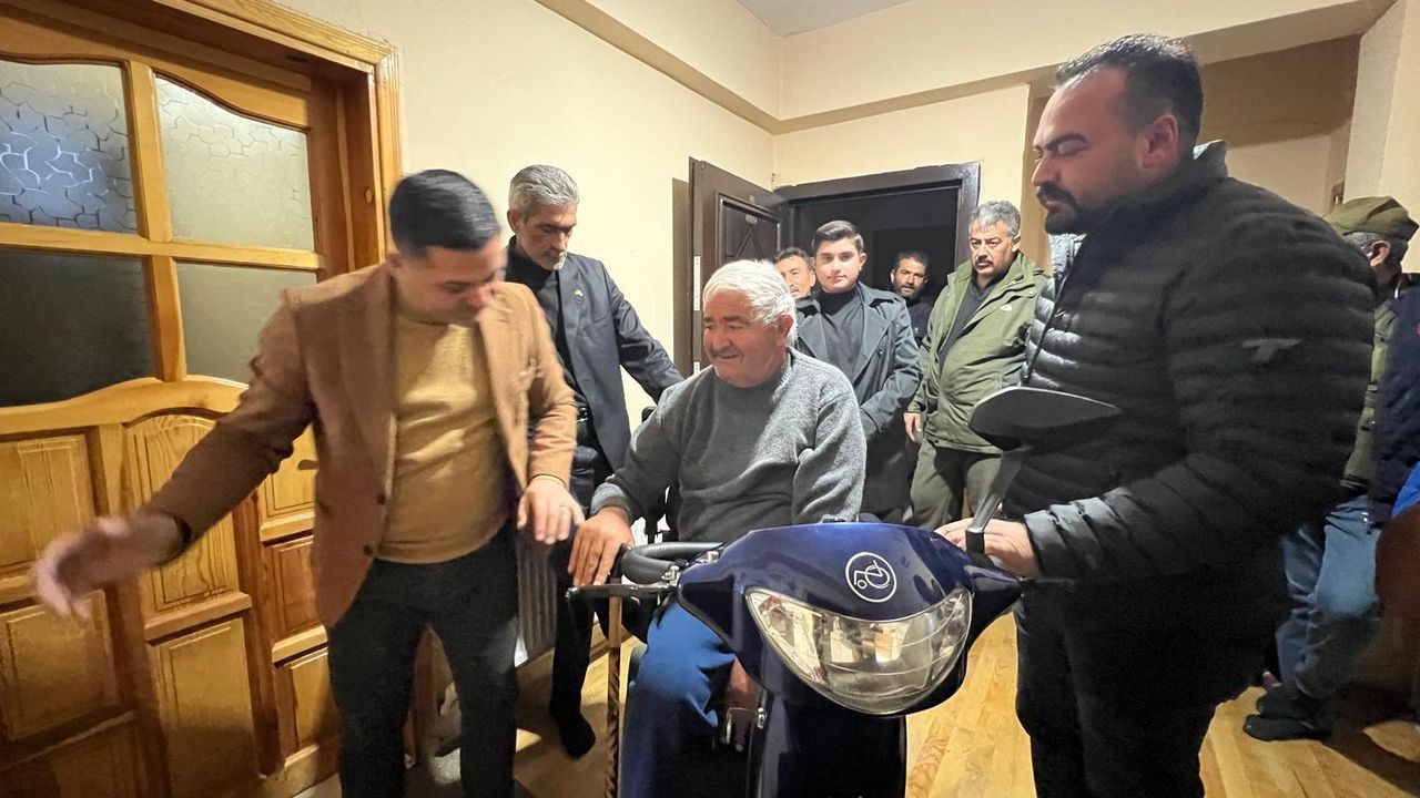 MHP Kars’tan Engelli Vatandaşa Akülü Araç Desteği