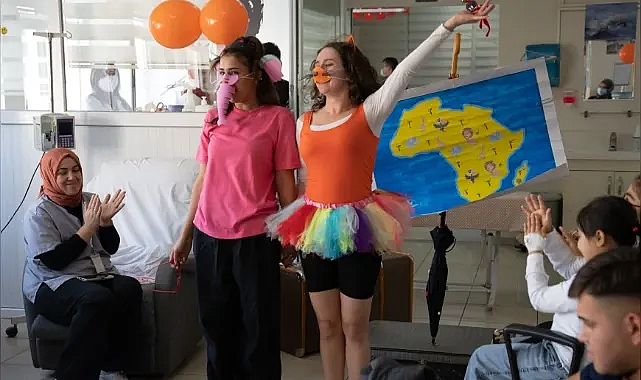 İzmir Şehir Tiyatroları Lösemili Çocuklara Oyun Sahneledi