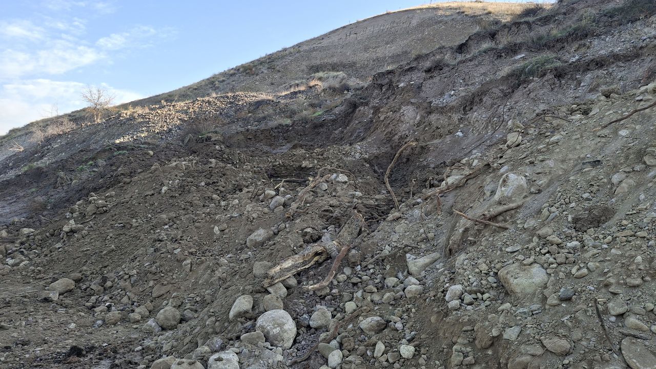 Beypazarı’nda Toprak Kayması: Adaören Yolu Trafiğe Kapandı