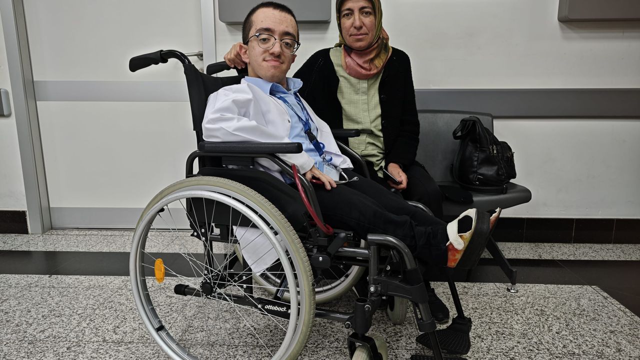 Cam Kemik Hastalığı Olan İntörn Doktor Tıp Fakültesini Bitirdi