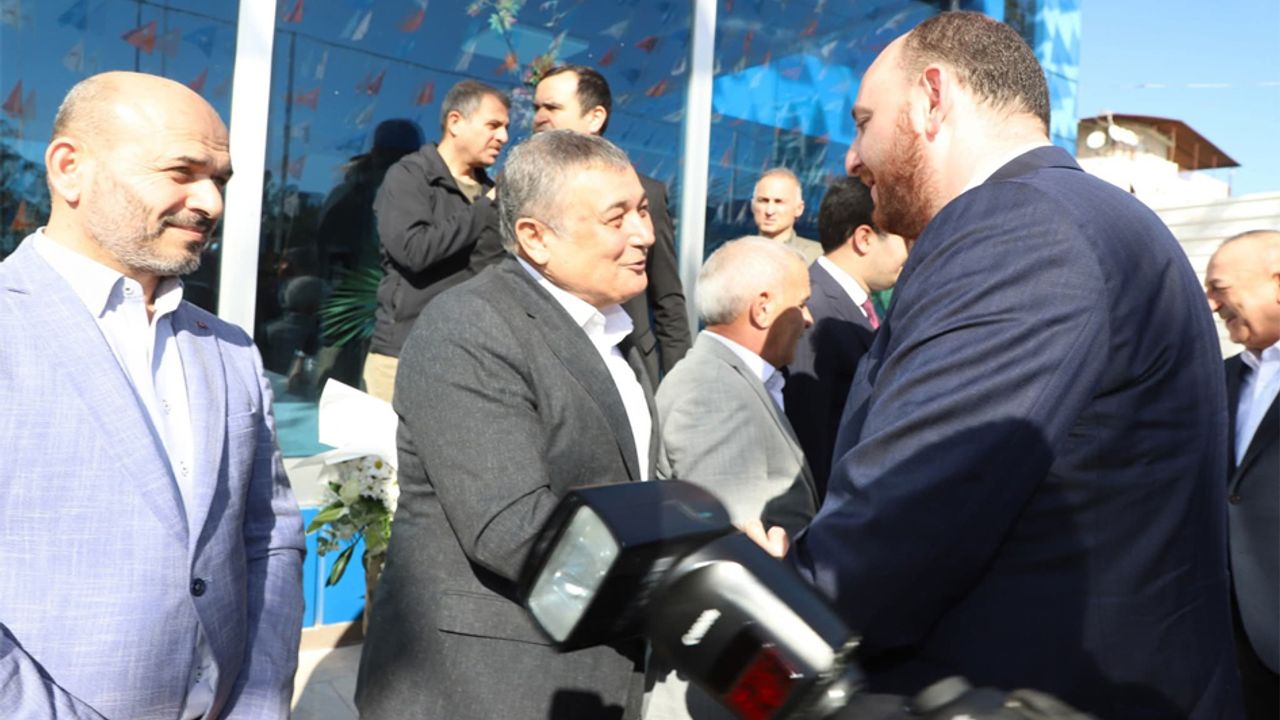 AK Parti Toplantısında Aksu Belediye Başkanı’ndan İlçe Sorunlarına Değinilmedi