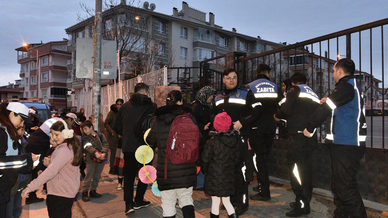 Ankara’da Öğrencilere Reflektörlü Güvenlik Ekipmanı Dağıtılıyor