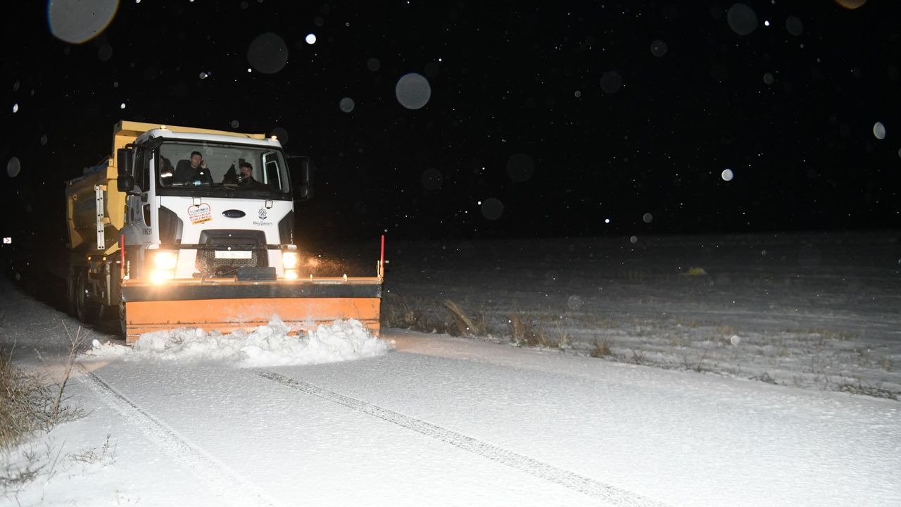Beypazarı’nda Kar Yağışına Rağmen Tüm Köy Yolları Açık