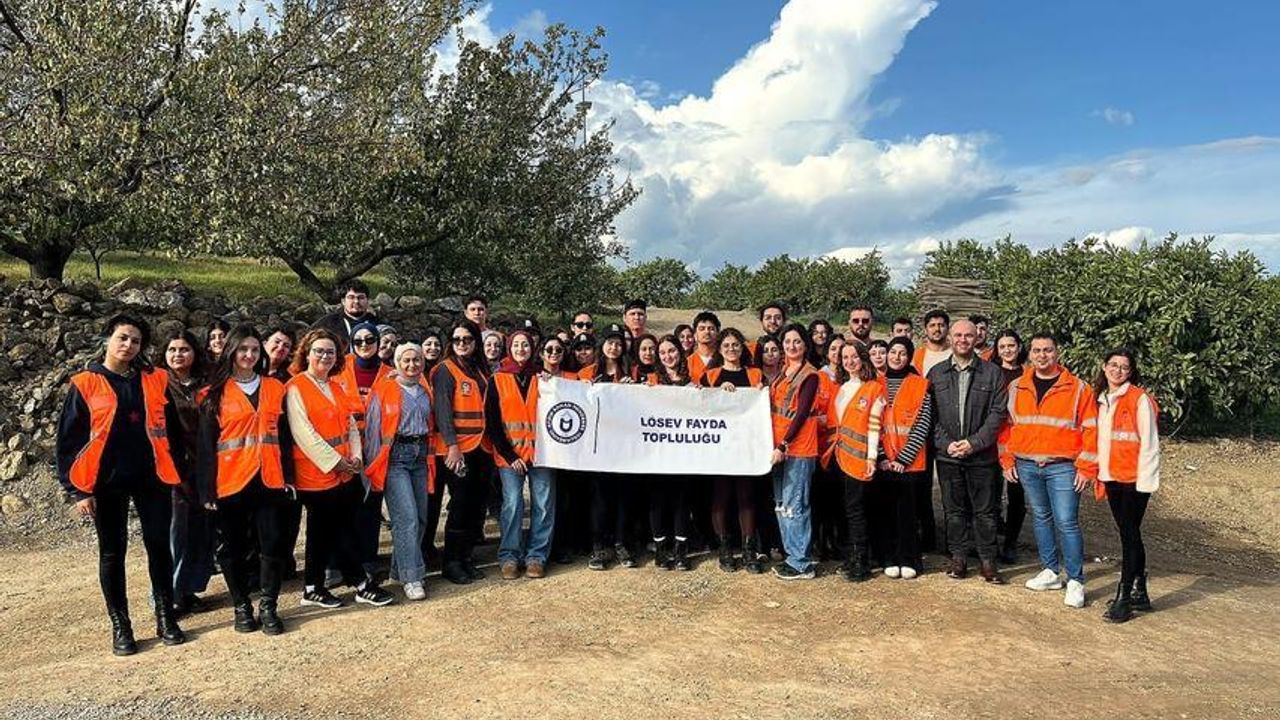 ADÜ Öğrencileri LÖSEV Çiftliği’nde Mandalina Hasadıyla Destek Oldu