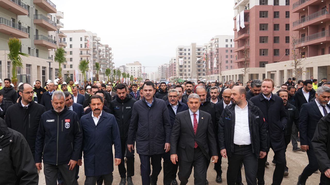 Bakan Kurum Hatay’daki Deprem Sonrası İnşaatları Yerinde İnceledi