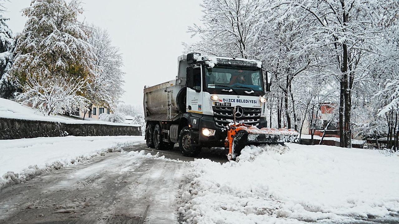 Düzce Belediyesi Kar Mücadelesi İçin 33 İş Makinesiyle Sahada