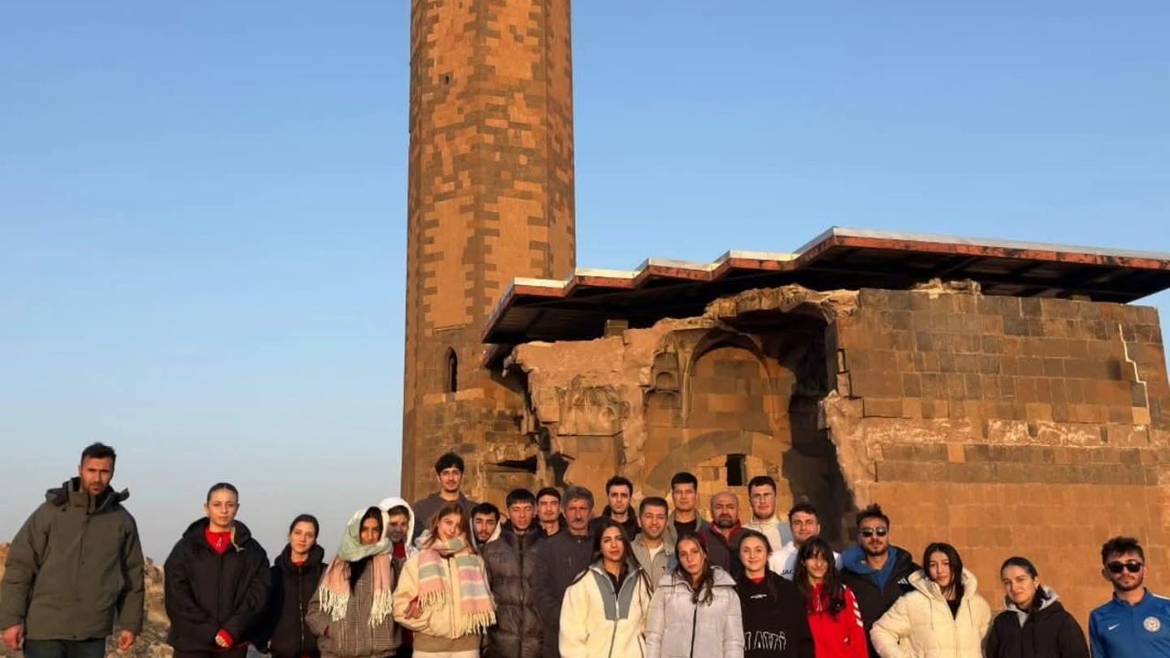 RTEÜ Voleybol Takımı Kars’ta Tarihi ve Kültürel Geziye Katıldı