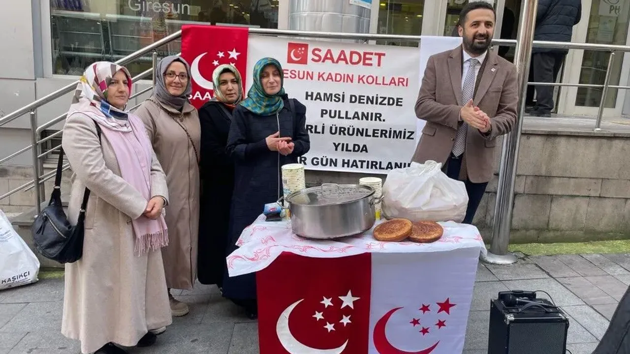 Saadet Partisi Giresun’da Yerli Malı Haftası’nda Ücretsiz Hamsi Dağıttı