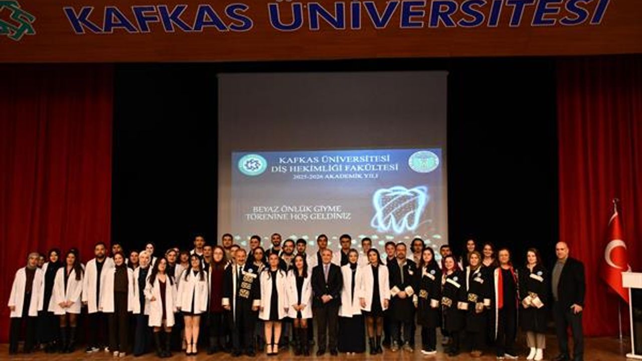 Kafkas Üniversitesi Diş Hekimliği Öğrencileri Beyaz Önlüklerini Giydi