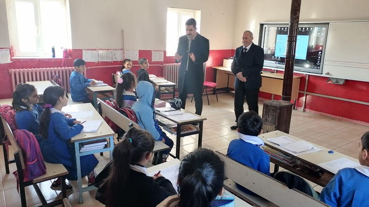 Kars Kaymakamı Atatürk İlkokulu’nda Eğitim İncelemesi Yaptı