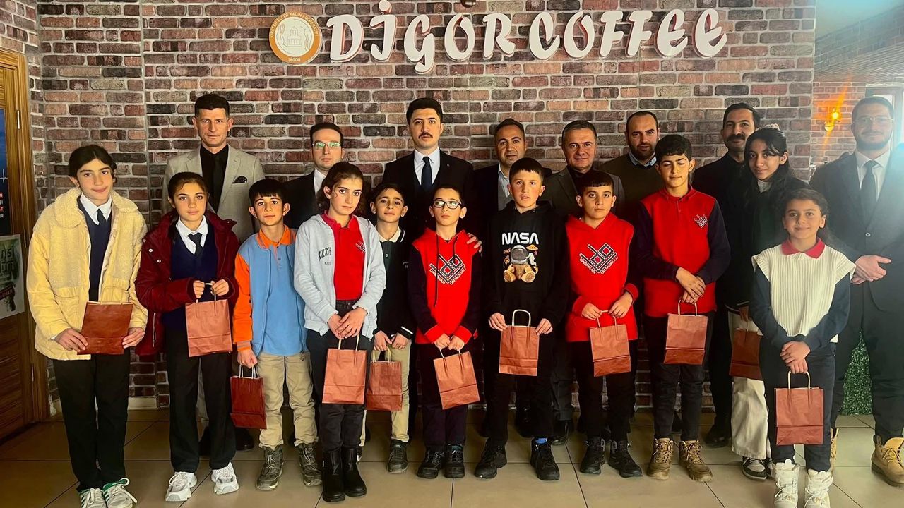 Kars’ta Başarılı Öğrenciler Kaymakam Tarafından Ödüllendirildi