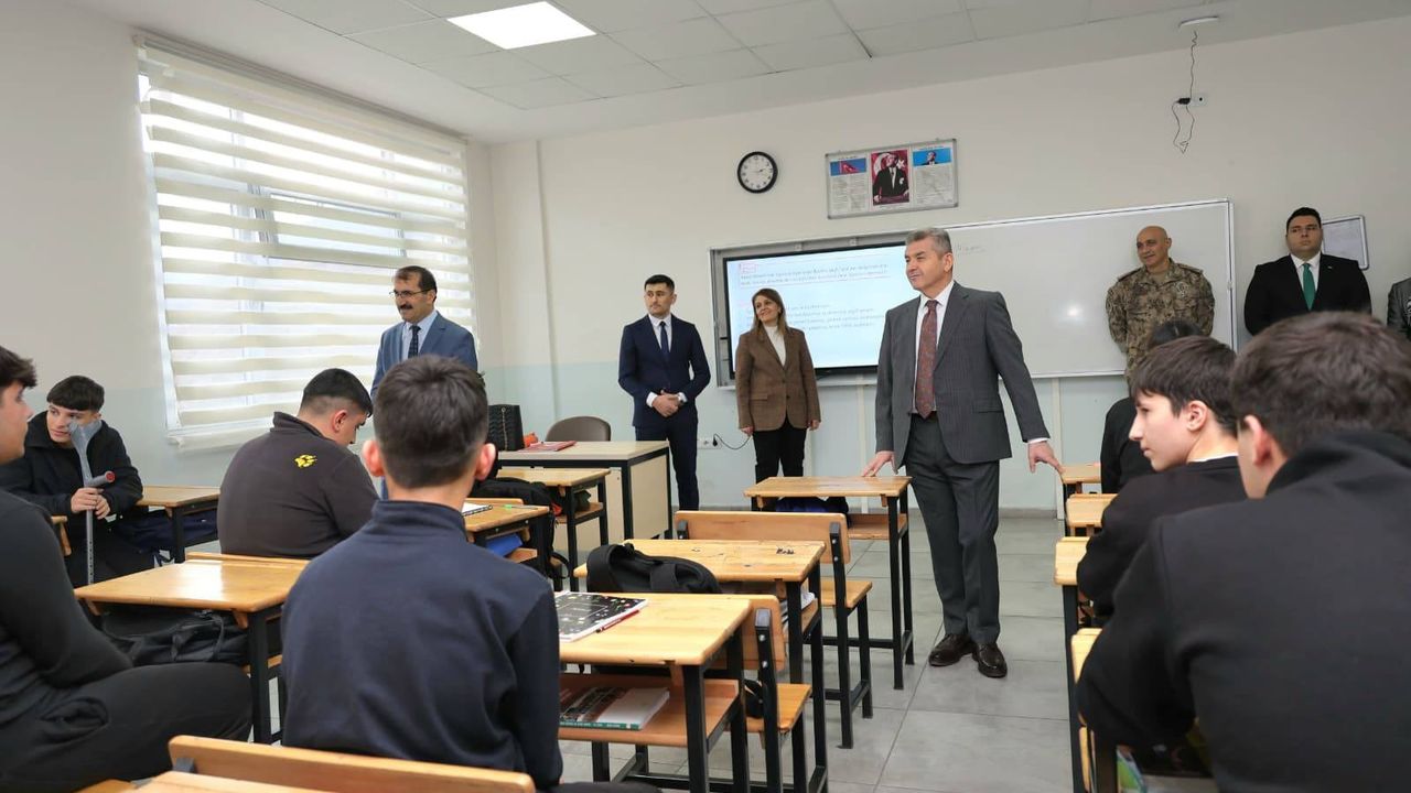 Artvin Valisi Güzel Sanatlar ve Spor Lisesi’nde İncelemelerde Bulundu