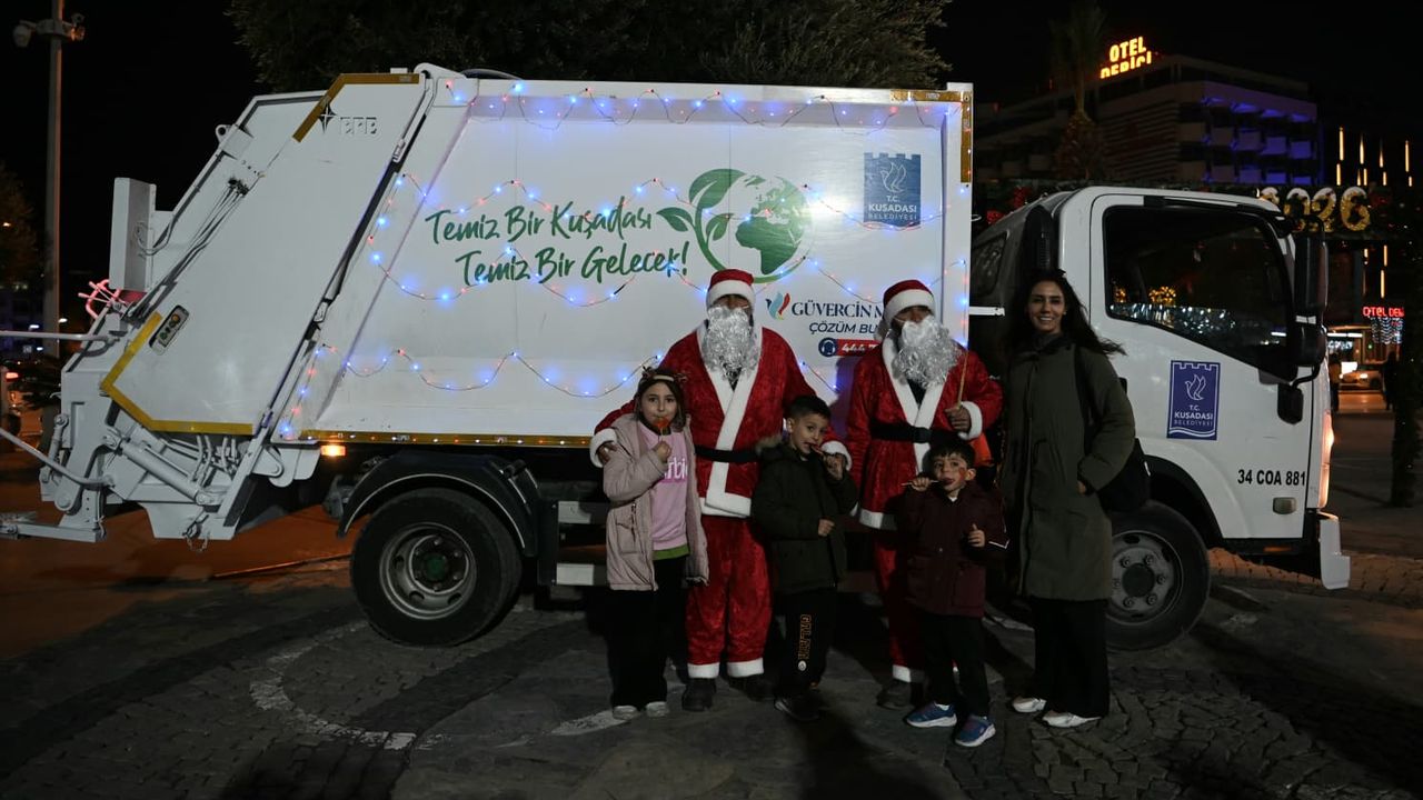 Kuşadası Belediyesi Çöp Kamyonlarını Işıklarla Süsledi