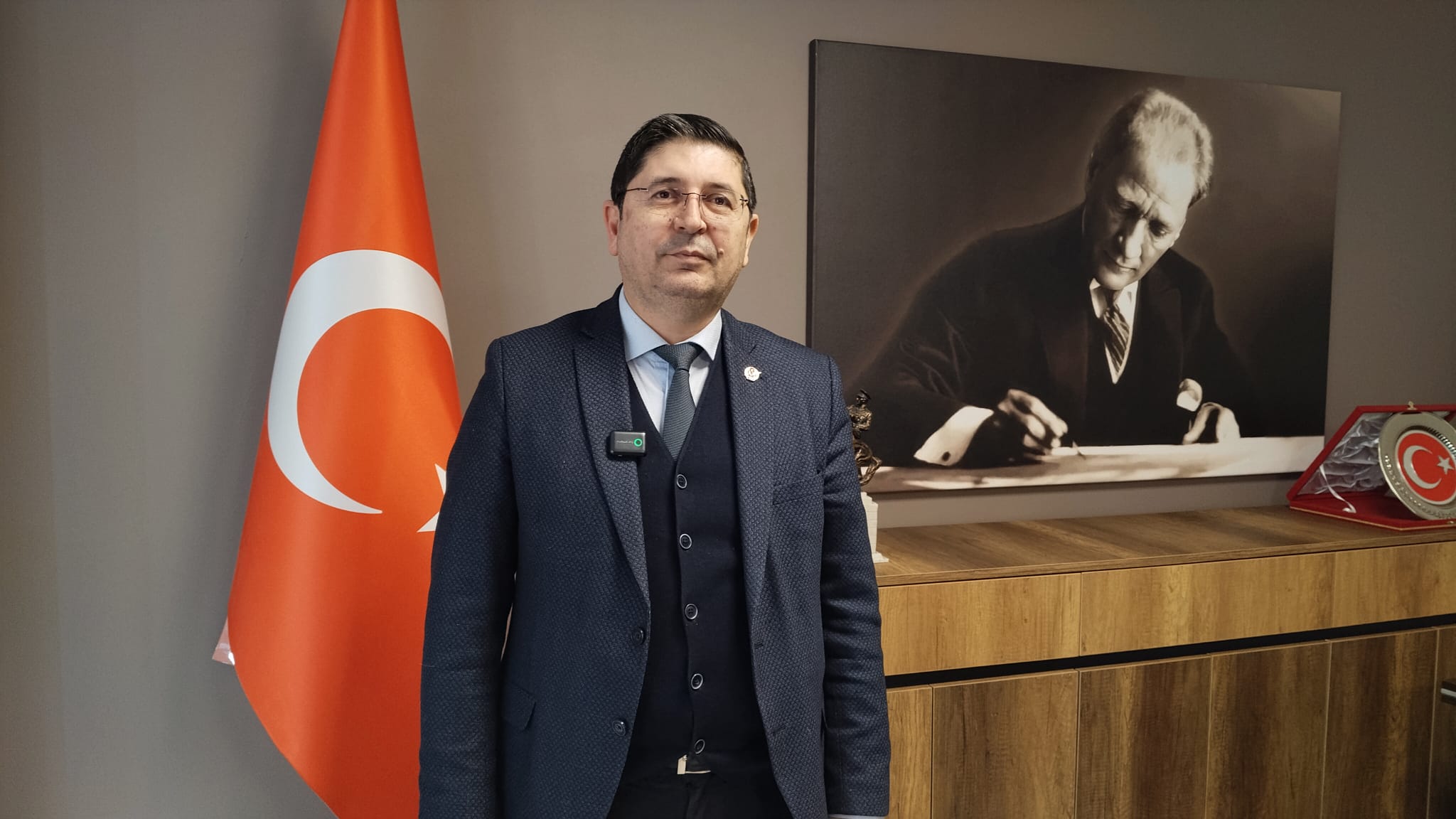 ABB Genel Başkani Mehmet Bora ZOR “Bu sartlarda gazeteci haber yapamaz” diyerek tepkisini gösterdi