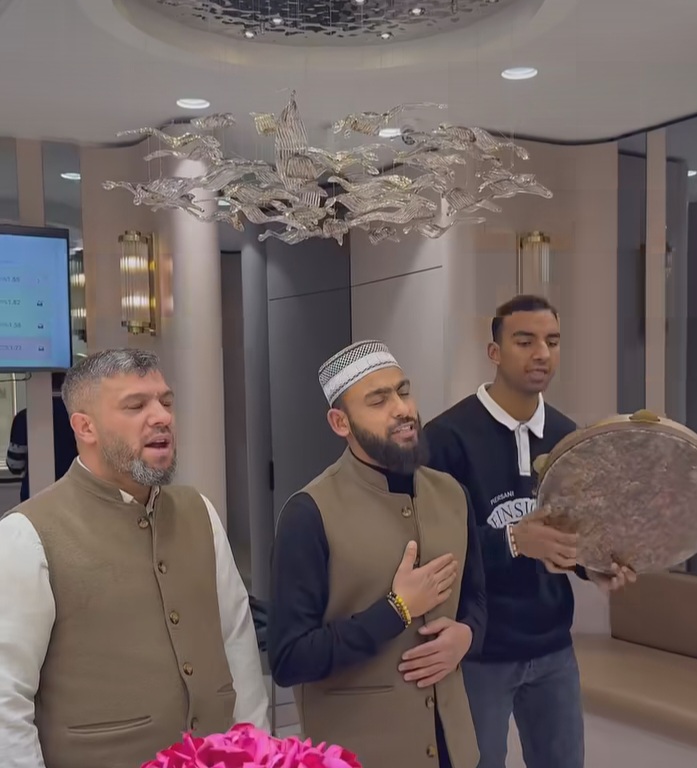 İLAHİ  AŞKI ŞÖHRETİ VE MADDİYATI GETİRDİ