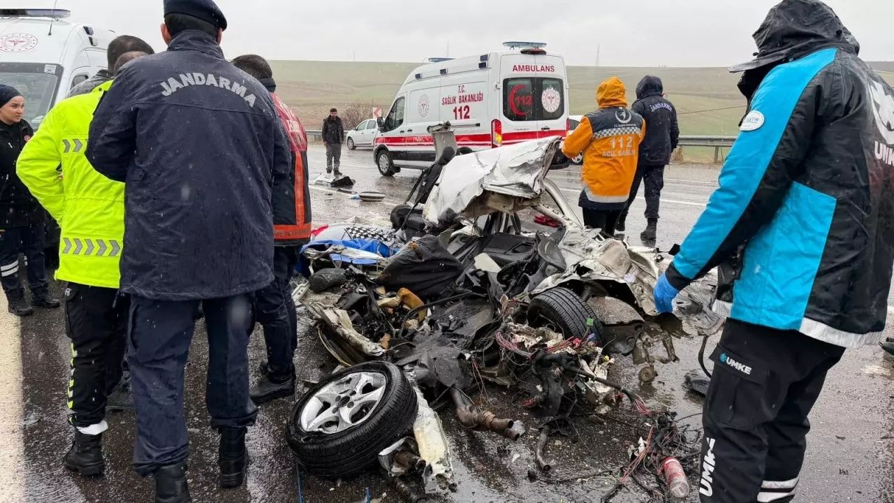 Adıyaman’da Otomobil ile Otobüs Çarpıştı: 3 Ölü, 1 Yaralı