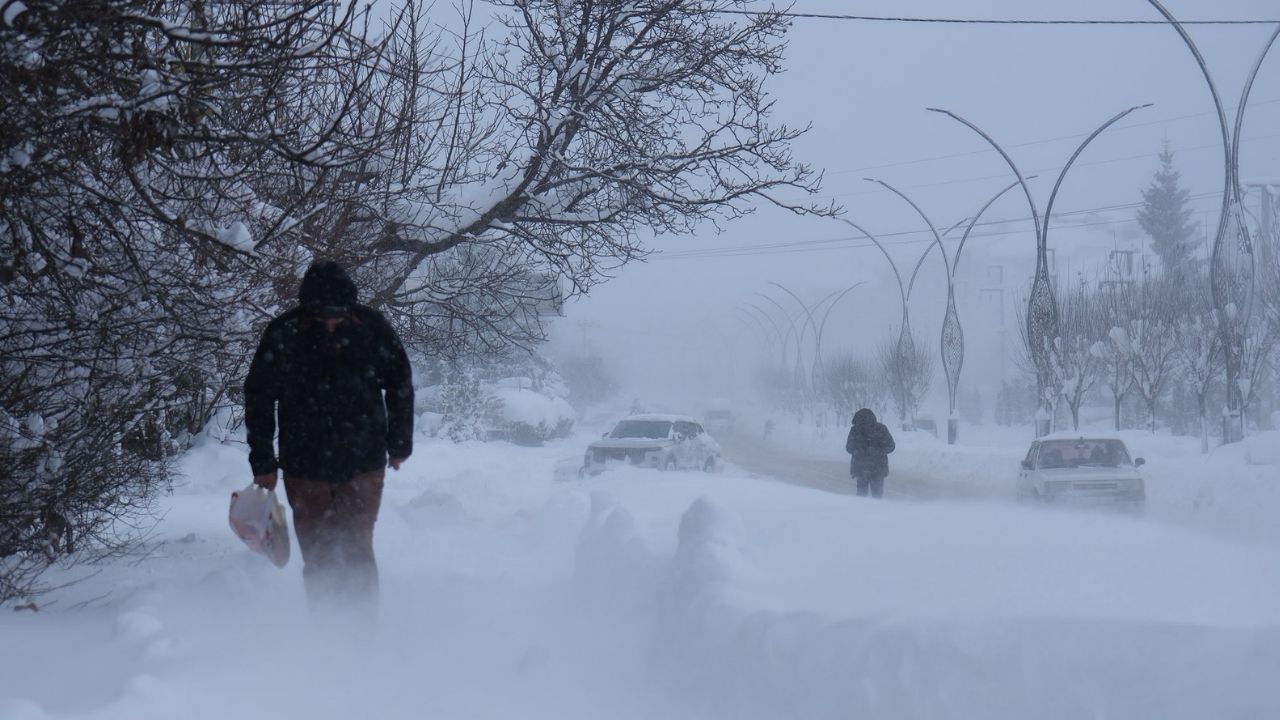 Sivas’ta Yoğun Kar Yağışı Ana Yolu Kapattı