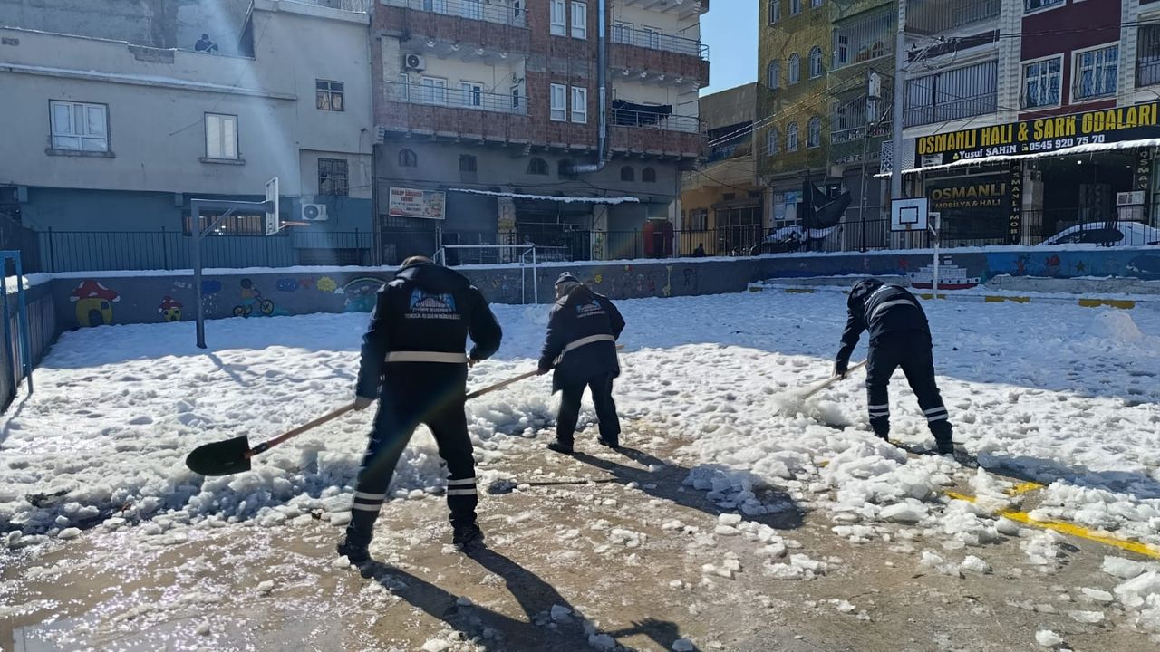 Eyyübiye Belediyesi Okullar İçin Kar ve Buz Temizliği Başlattı