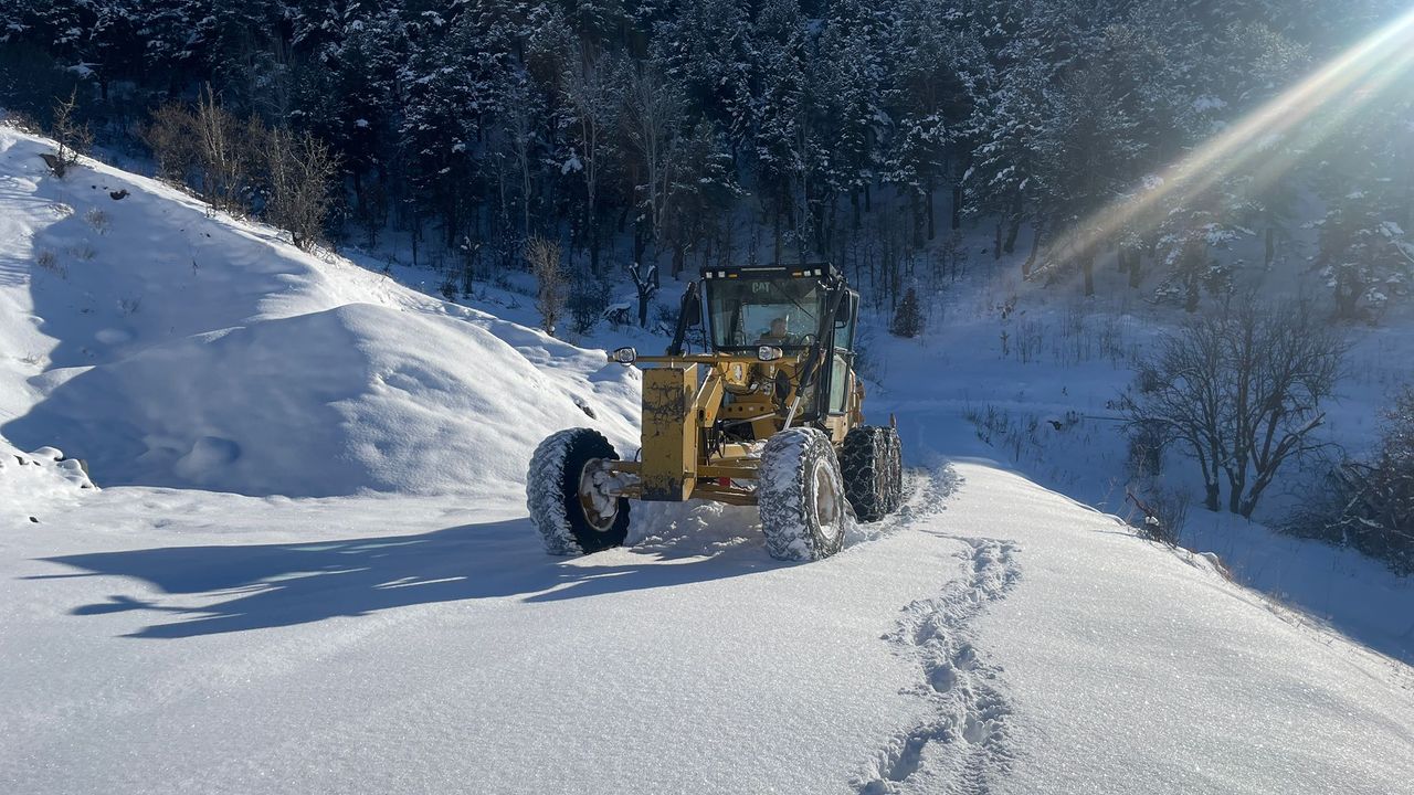 Giresun’da Kar Yağışı 521 Köy Yolunu Kapattı, Eğitime Ara Verildi