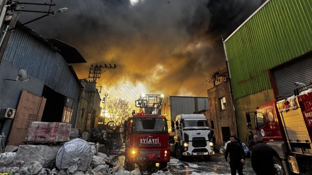 Mersin’de Geri Dönüşüm Tesisinde Yangın: TOMA ile Müdahale