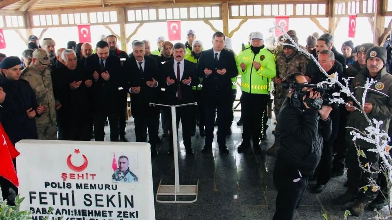 Şehit Polis Fethi Sekin Kabri Başında Törenle Anıldı