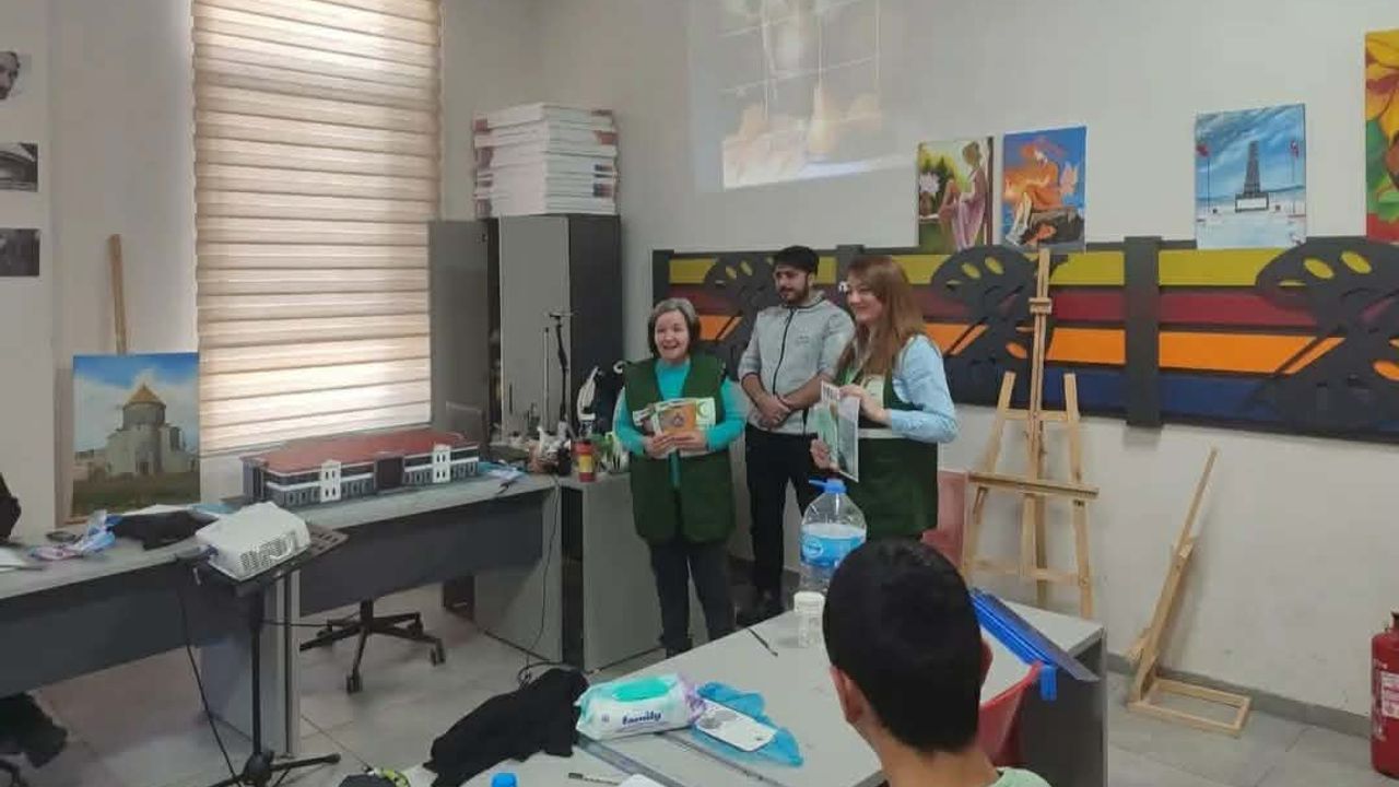 Kars Yeşilay Öğrencilere Bağımlılıkla Mücadeleyi Anlattı