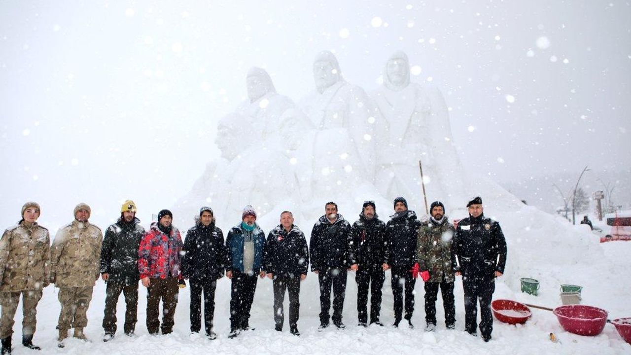 Kars Valisi Sarıkamış Şehitleri İçin Kardan Heykelleri Denetledi