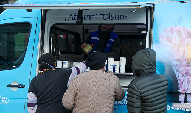 Canik Belediyesi Gönül Sofrası İkram Aracı ile Sıcak Çorba Dağıtıyor