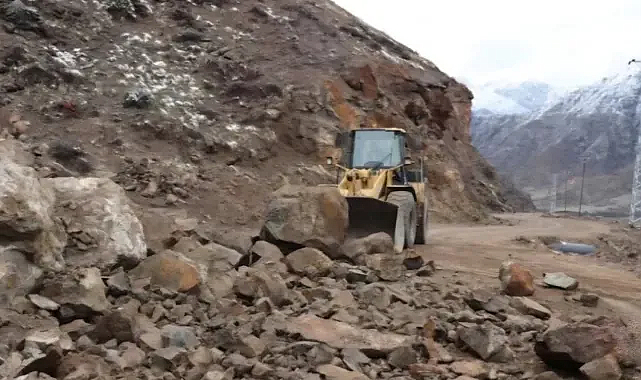 Oltu’da Heyelan Ana Yolu Kapattı, Ekipler Gece Müdahale Etti