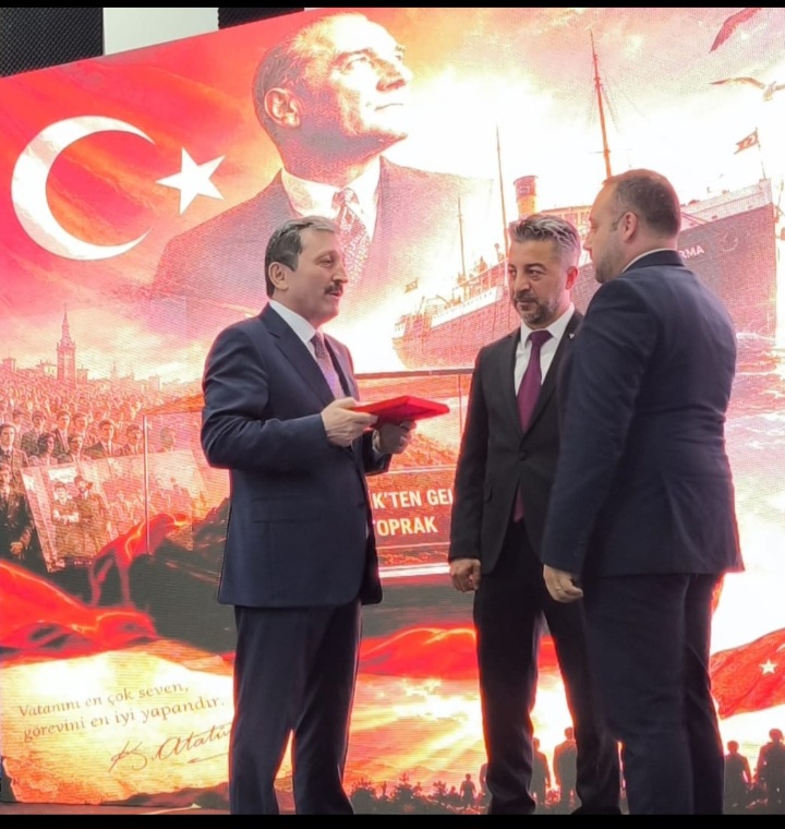 KARDEF Selanikten gelen Ata toprağını Samsun Valisine teslim etti