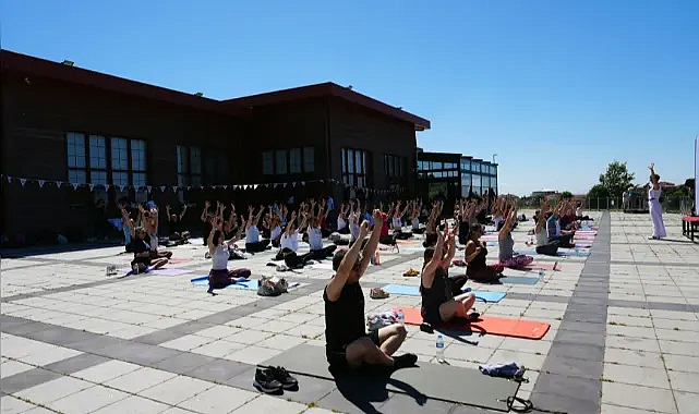 Maltepe’de Dünya Yoga Günü’nde 100 kişi açık havada yoga yaptı