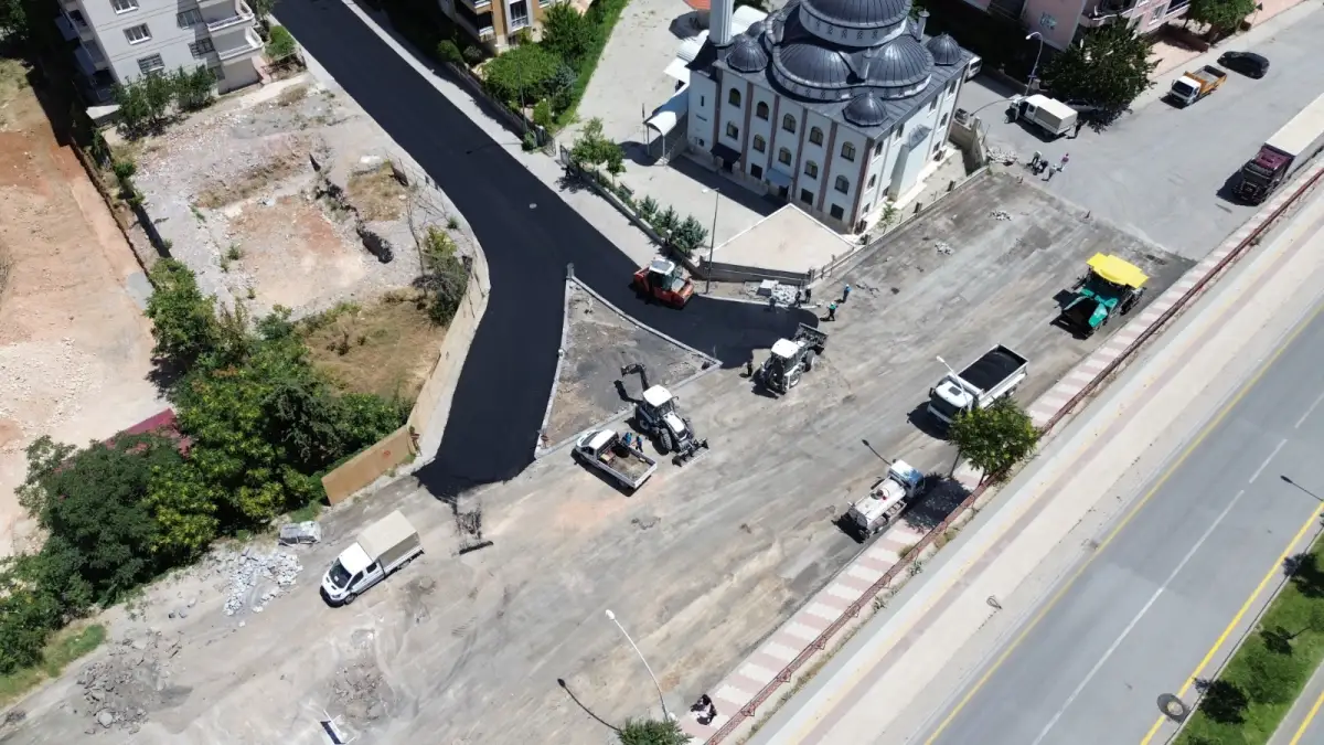 Battalgazi’de sıcak asfalt serim çalışmaları devam ediyor