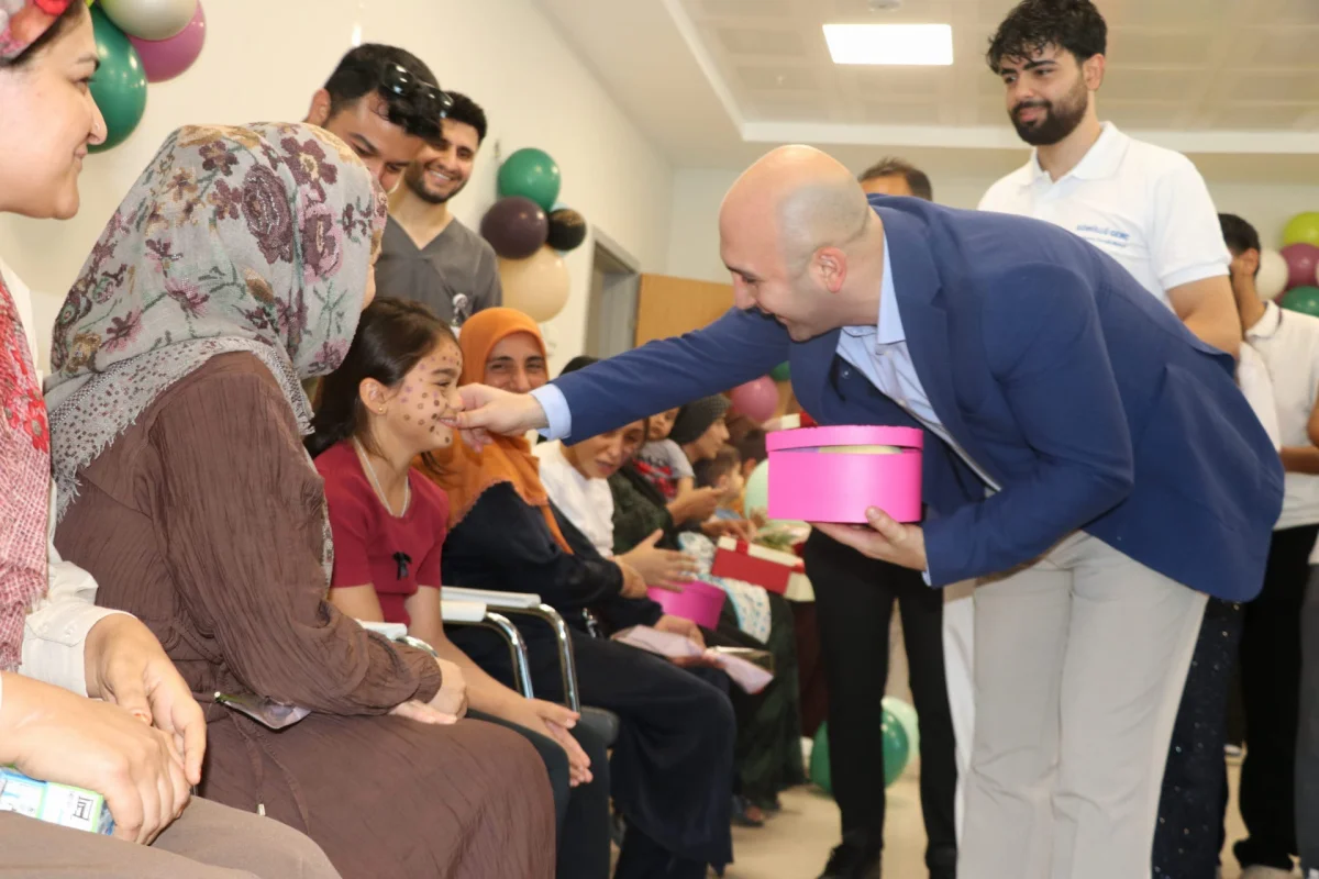 Ceylanpınar’da hastane ziyareti: Minik hastalara oyuncak hediye edildi