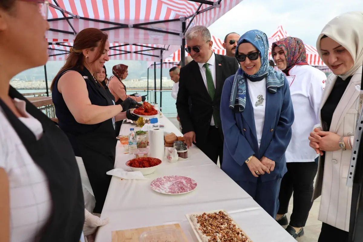 Hatay’ın İskenderun ilçesinde kurtuluş festivalinde yemek yarışması düzenlendi