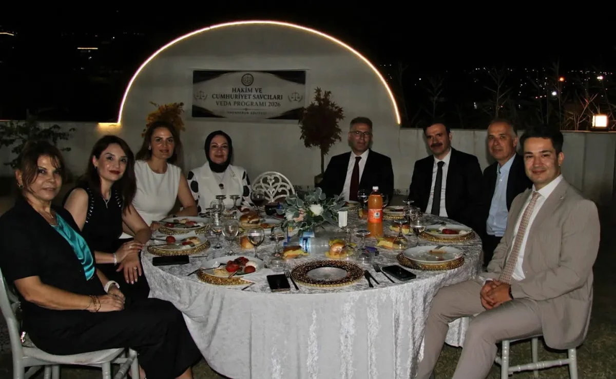 Hatay’da adliye personeli tayini çıkan başsavcıyı uğurladı