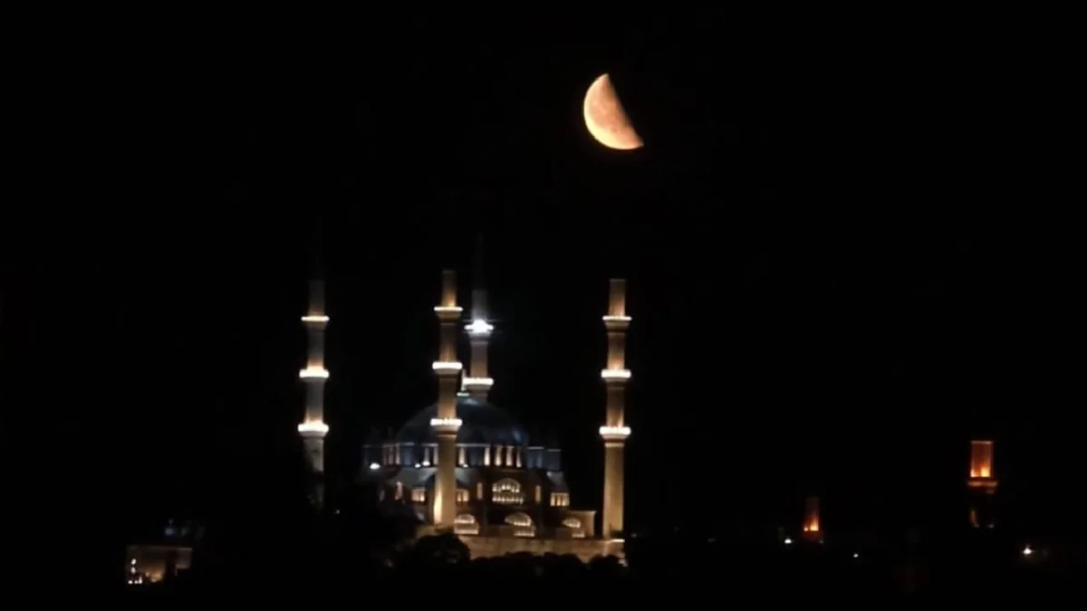 Selimiye Camii’nde kızıl Ay ile büyüleyici manzara