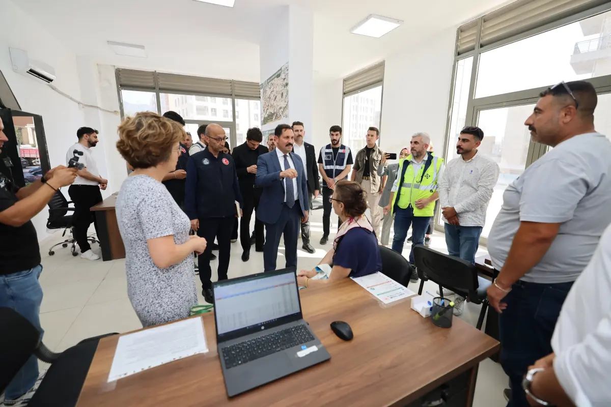 Hatay Valisi Masatlı depremzedelerin yeni yuvaları için ofisleri denetledi