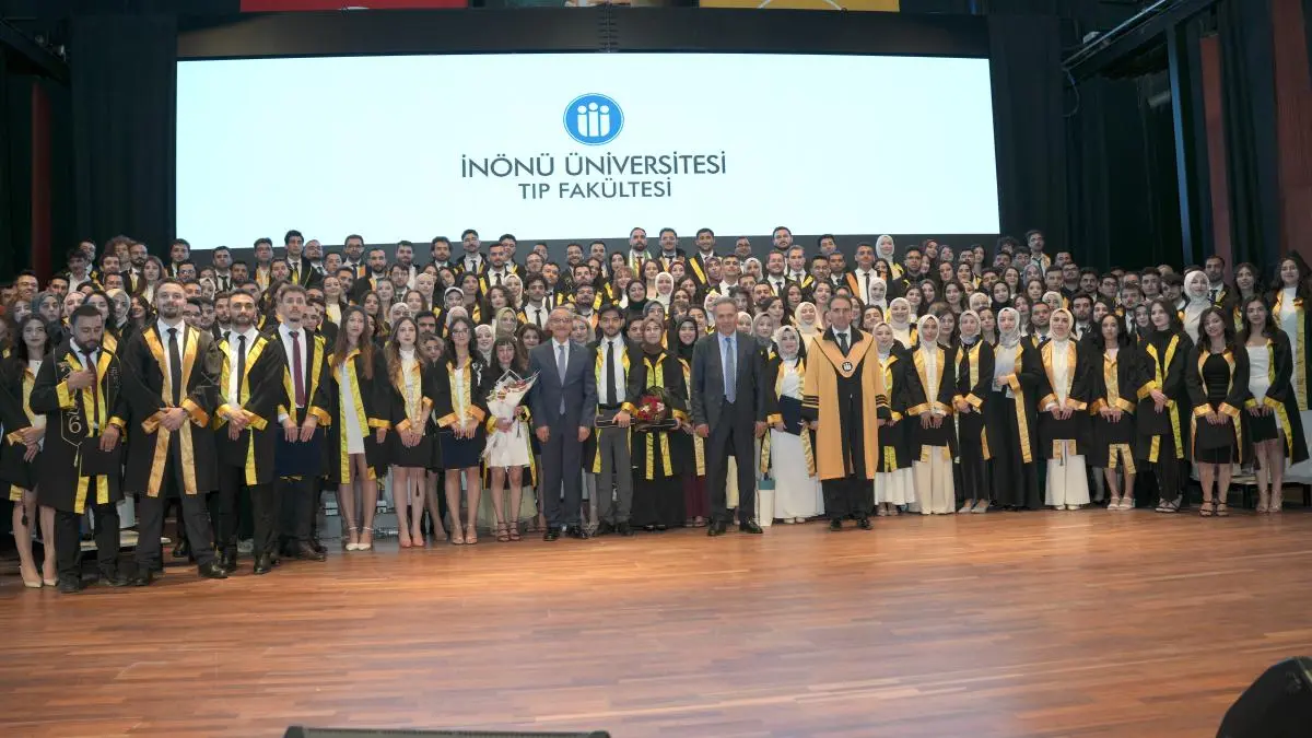 Malatya’da İnönü Üniversitesi Tıp Fakültesi 234 hekimini uğurladı
