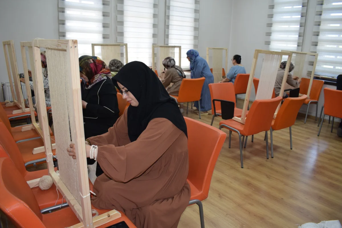 Malatya’da kadınlar tarım ürünlerini halı dokuma sanatıyla buluşturuyor