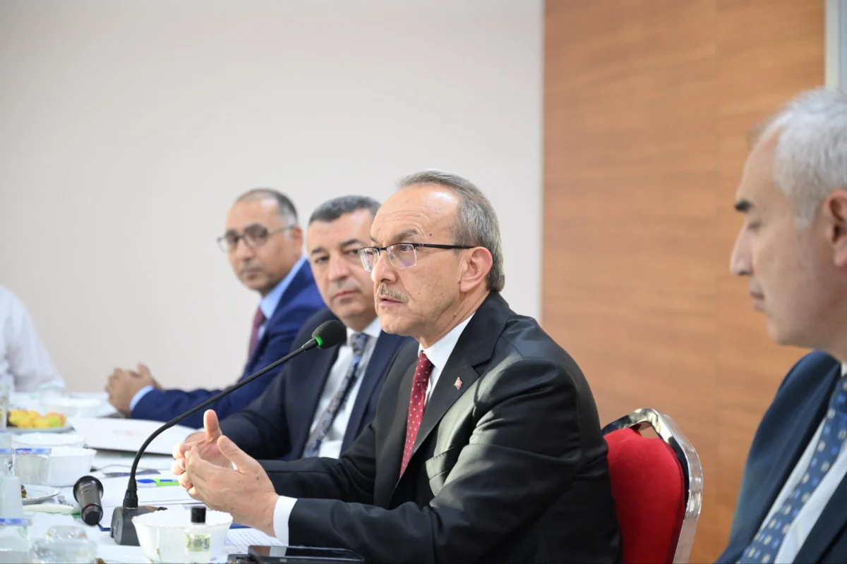 Malatya Valisi Yavuz ihracatçılarla istişare toplantısında buluştu