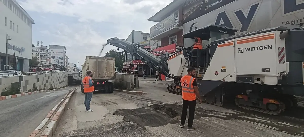 Ağrı’da Kağızman Caddesi’nde asfalt ve kaldırım çalışması