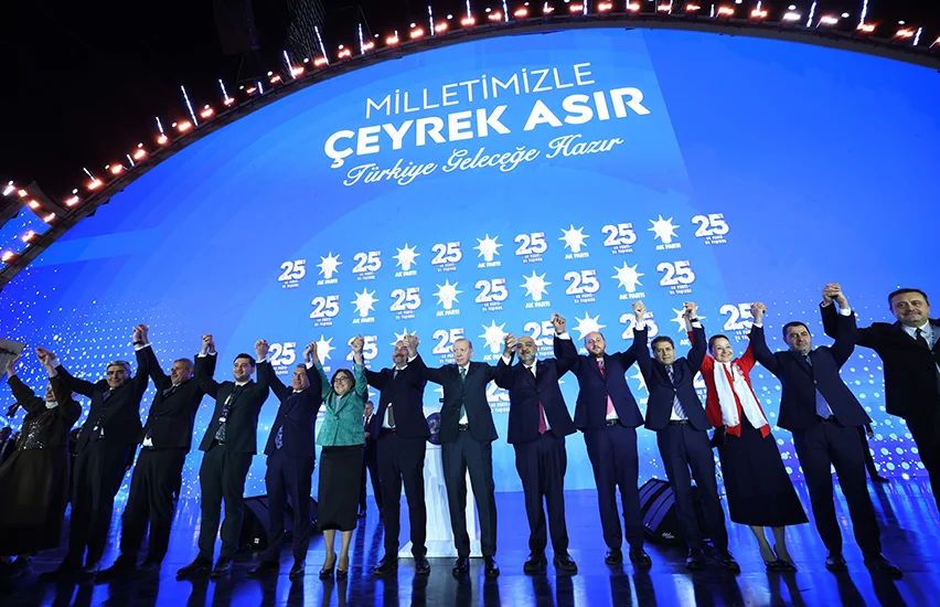 AK Parti’ye 3 milletvekili ve 7 belediye başkanı katıldı