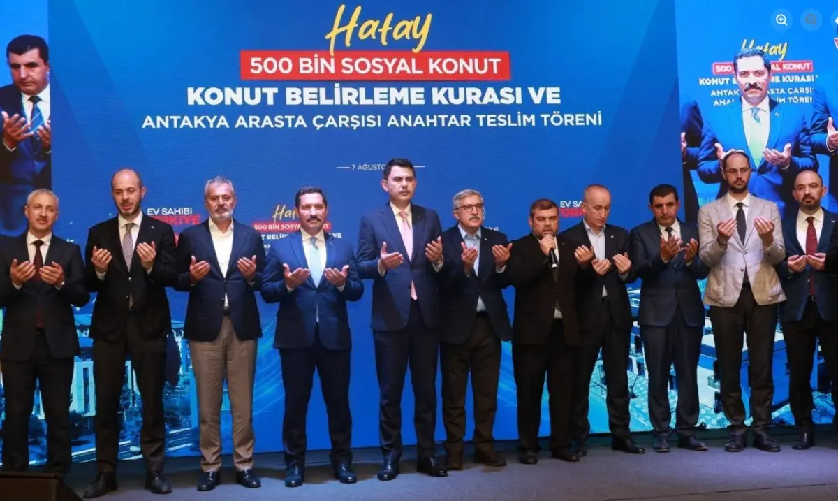 Bakan Kurum Hatay’da konut kura çekilişine katıldı