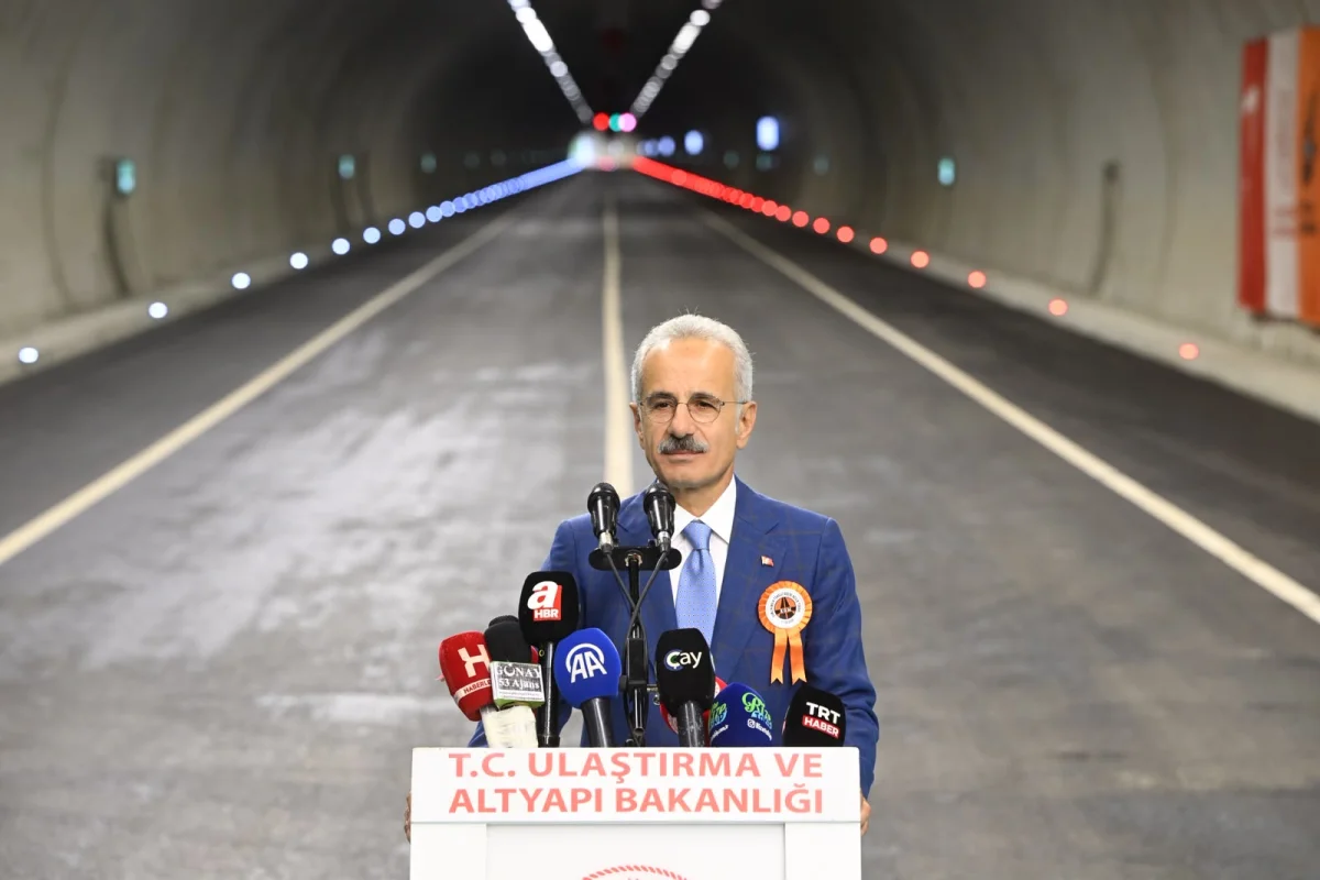 Bakan Uraloğlu Çamlıhemşin Tüneli ve köprüleri hizmete açtı