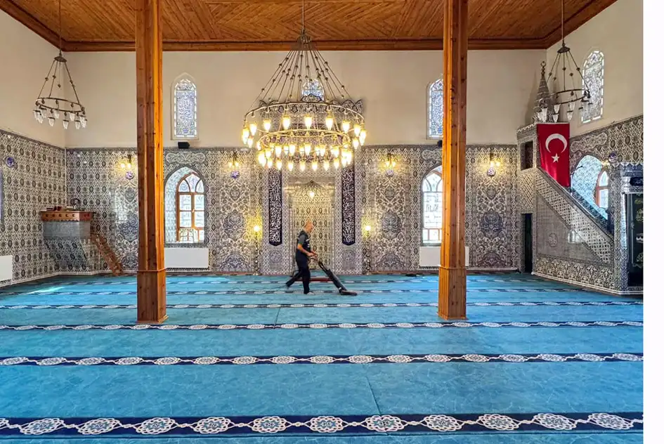 Güdül Belediyesi camilerde temizlik çalışması yaptı