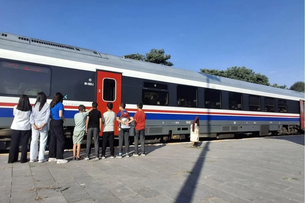 Kars’ta çocuklar trenle Akyaka Kanyonu’nda doğayla buluştu