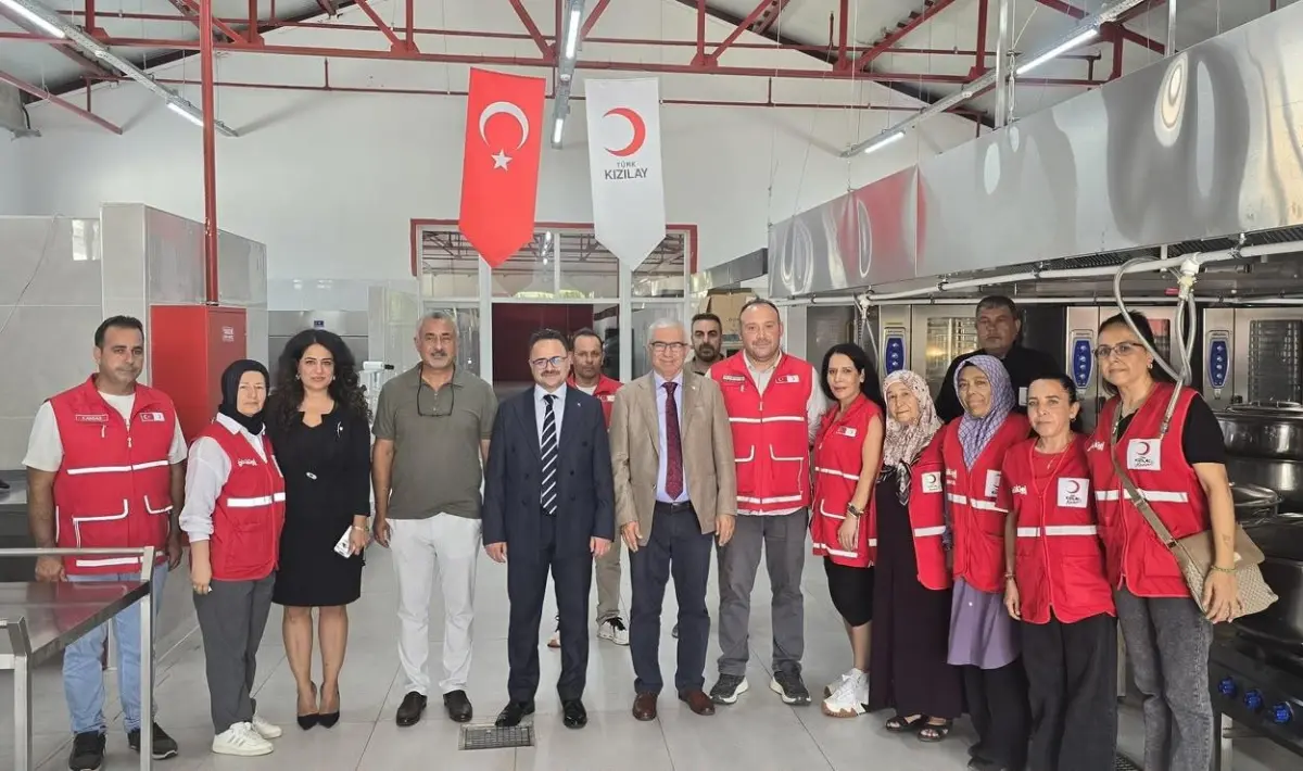 Türk Kızılay Genel Sekreteri ve kaymakam aşevini inceledi