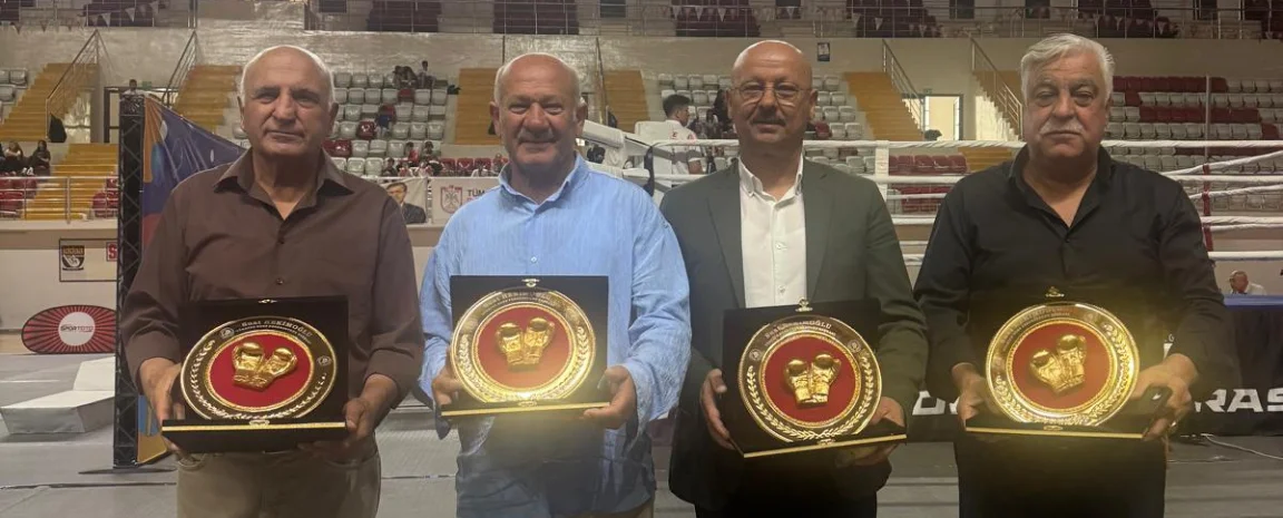 Sivas’taki boks şampiyonasında eski sporculara vefa plaketi