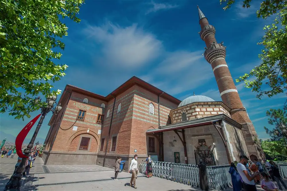 Hacı Bayram Veli Camii ve Türbesi ziyaretçilerini ağırlıyor