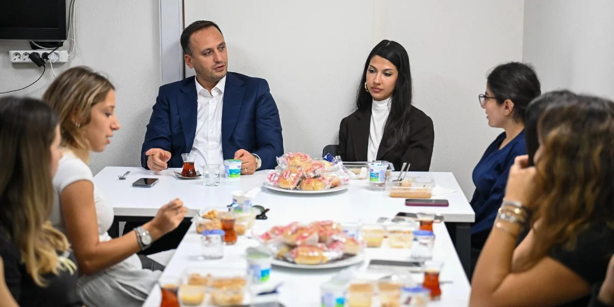 Bornova Belediye Başkanı Eşki kız öğrenci yurdunda buluştu